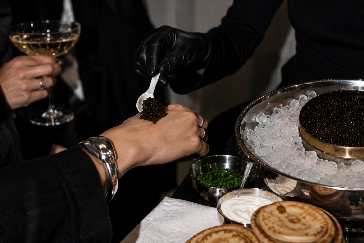 Caviar-Bump auf einem Handrücken